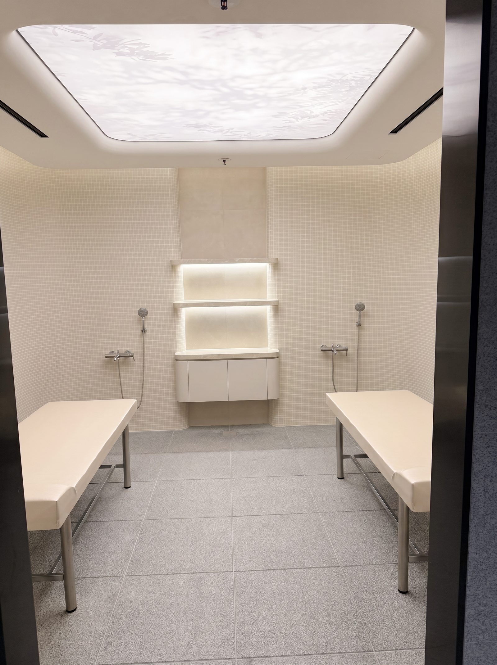 やわらかな光に満ちたアカスリ専用の個室
